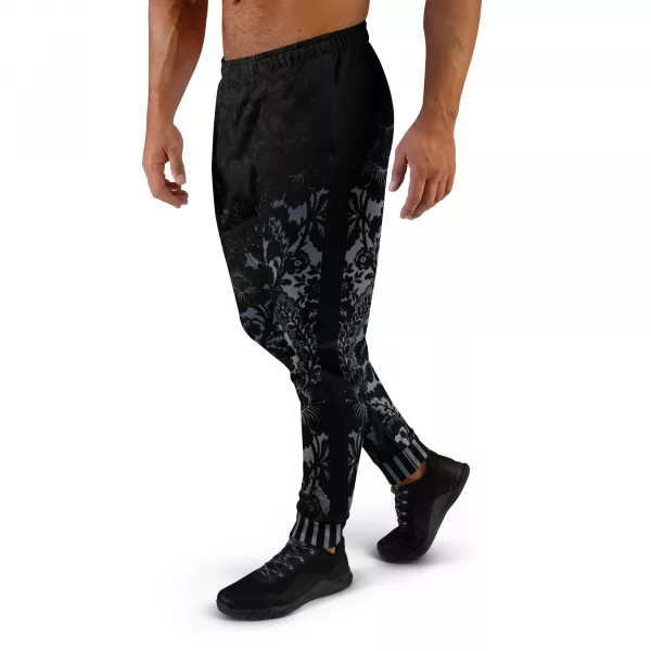 Stylishe Designer Jogginghose Herren Baroque Ornaments Black Blue von links gesehen, getragen von einem Mann. - Baroque Noir Collection