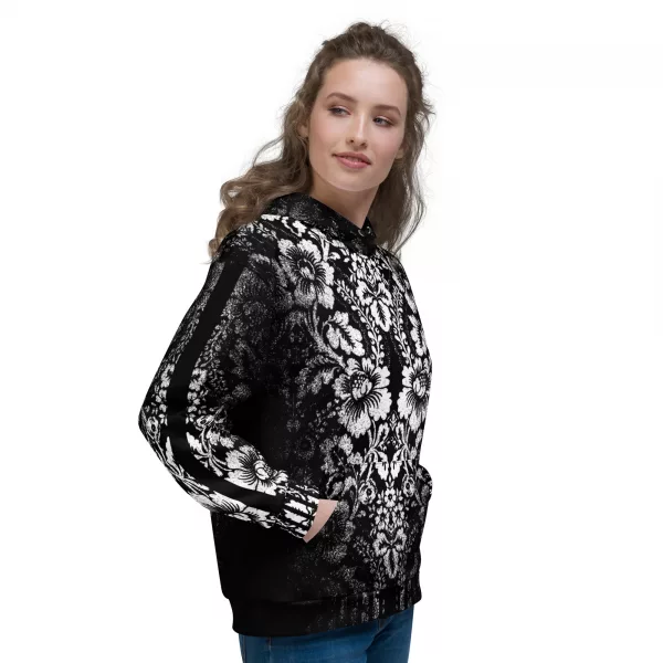Stylischer Damen Designer Hoodie - Ein schwarzer Damenhoodie des Designer Labels ANTONY YORCK mit einem auffälligen weißen floralen Muster im baroque Noir Stil, das den gesamten Stoff bedeckt. Der Hoodie zeigt den Schriftzug "ANTONY YORCK" am Ärmel und hat eine Kapuze mit Kordelzug. Perfekt für luxury urban street style, streetwear fashion und subversive style. Entdecken Sie mehr auf https://antonyyorck.com. Schlüsselwörter: trendy womenswear, modern fashion, designer hoodie, urban clothing, stylish streetwear.
