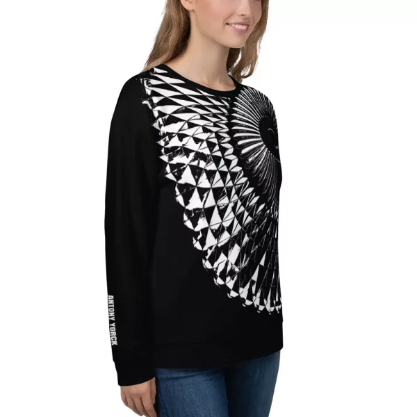 Junge Frau im Damen Designer Sweatshirt Capital in schwarz mit weißem abstraktem Aufdruck, Ansicht vorne rechts, designed by Antony Yorck, Berlin