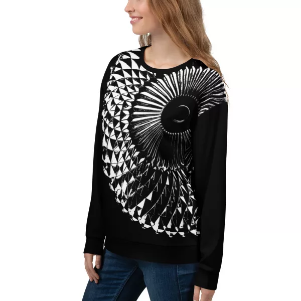 Junge Frau im Damen Designer Sweatshirt Capital in schwarz mit weißem abstraktem Aufdruck, Ansicht vorne links, designed by Antony Yorck, Berlin