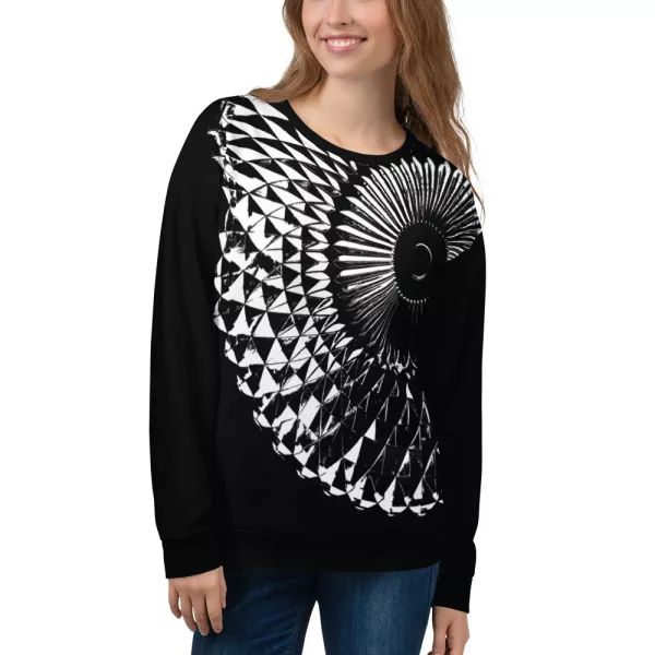 Junge Frau im Damen Designer Sweatshirt Capital in schwarz mit weißem abstraktem Aufdruck, Ansicht vorne, designed by Antony Yorck, Berlin