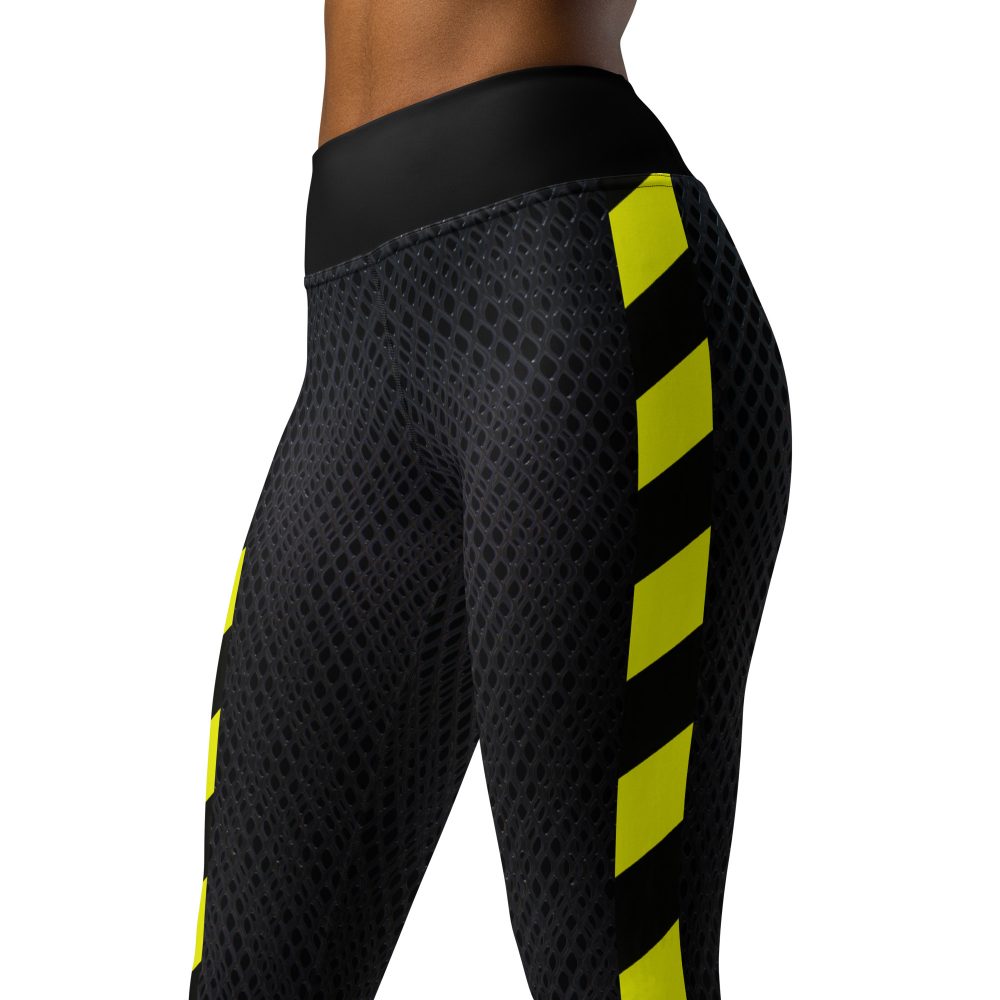 Seitenansicht der Designer Damen Yoga Leggings Netz-Optik Prohibited Nobility Edition 04 von Antony Yorck, getragen am Model mit Fokus auf den High-Waist-Bund und den markanten Galonstreifen in Neongelb-Schwarz.